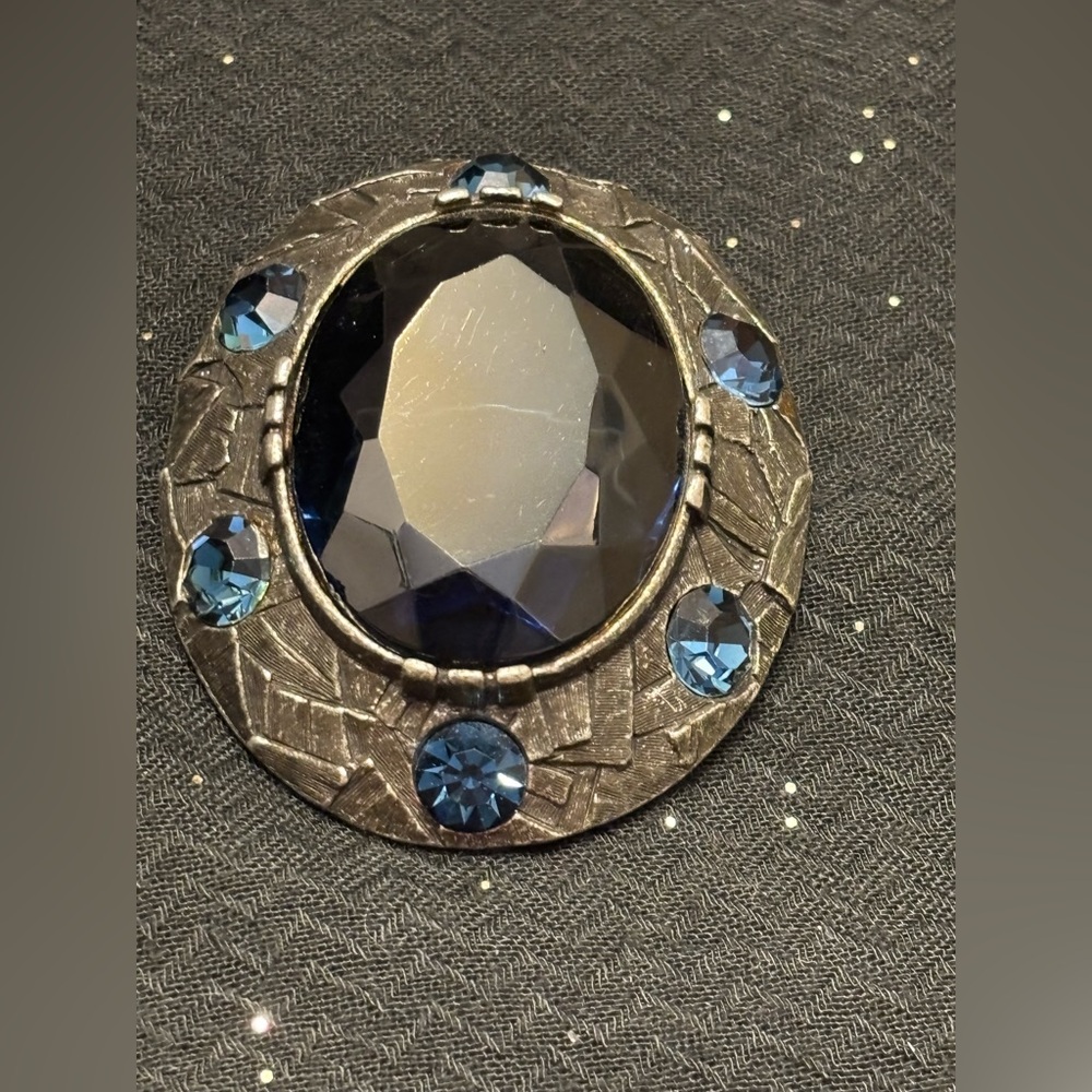 Vtg Large Oval Midnight Blue Faceted Stone W Light Blue Faceted Stones Brooch